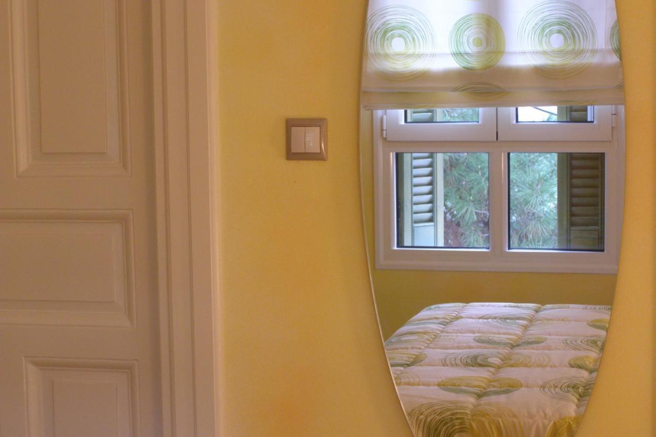 Room "Honeybee" In A Neoclassical House كاستوريا المظهر الخارجي الصورة